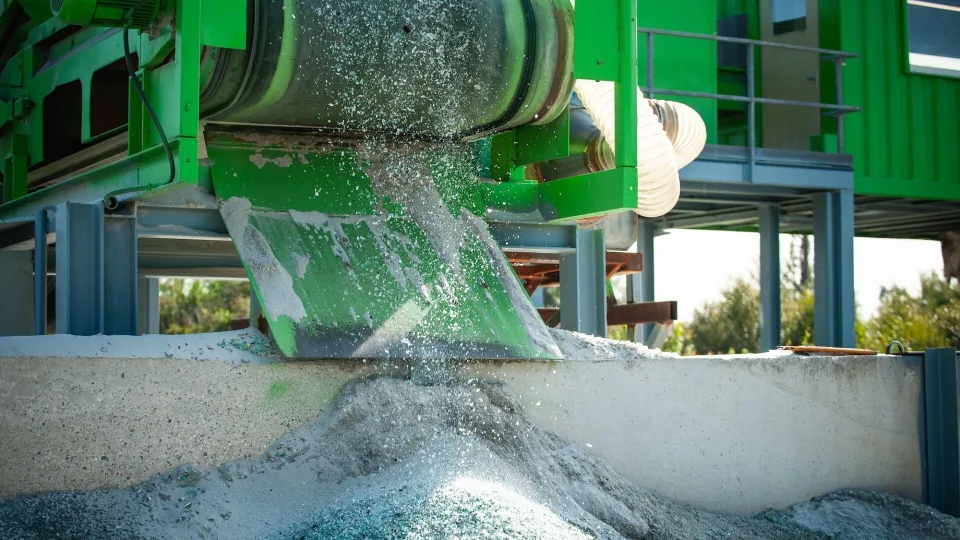 Į stiklo konteinerį metate indus? Tai klaida, dėl kurios perdirbtas stiklas gali virsti brokuota produkcija