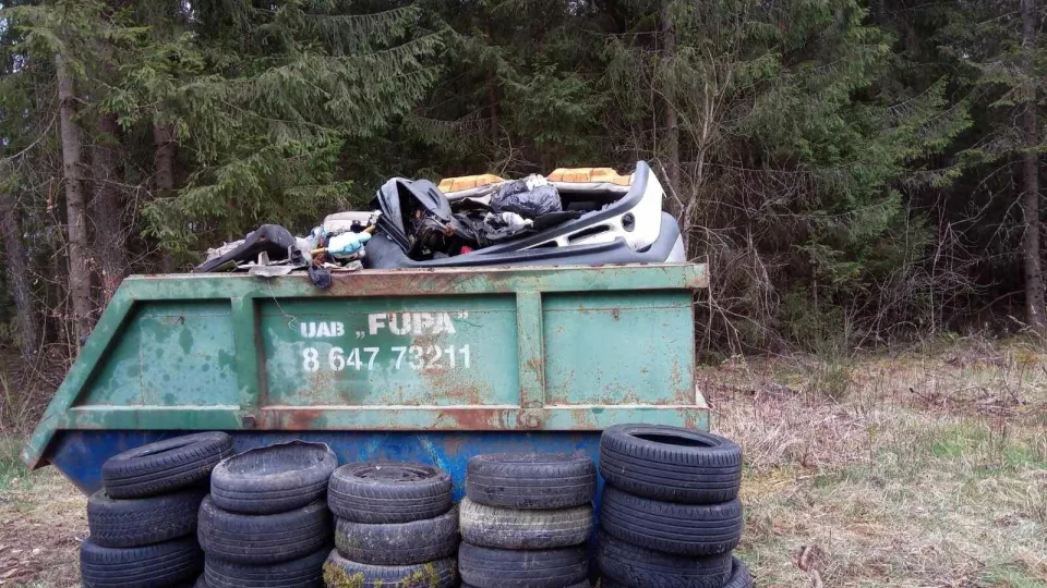 Vairuotojų abejingumas gali šokiruoti: prasidėjus padangų keitimo sezonui – 5 tonos išmestų padangų