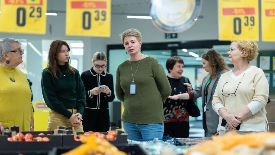 „Iki“ klientai sužinojo, kas slepiasi už lentynų: nuo aprasojusių vaisių iki ledo tikrinamo laboratorijoje