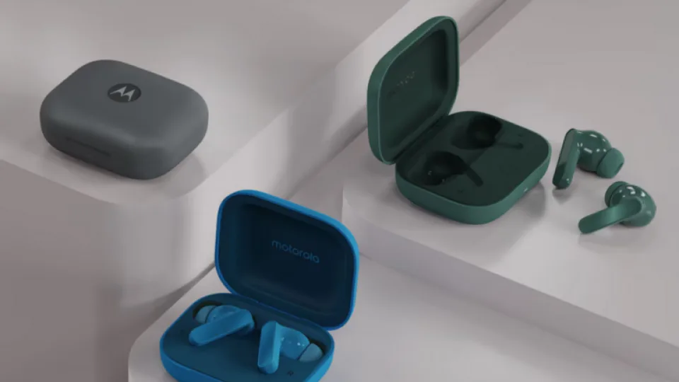 „Motorola“ paskelbė apie „Moto Buds Bass“ belaidžius ausinukus su puikiu baterijos veikimo laiku