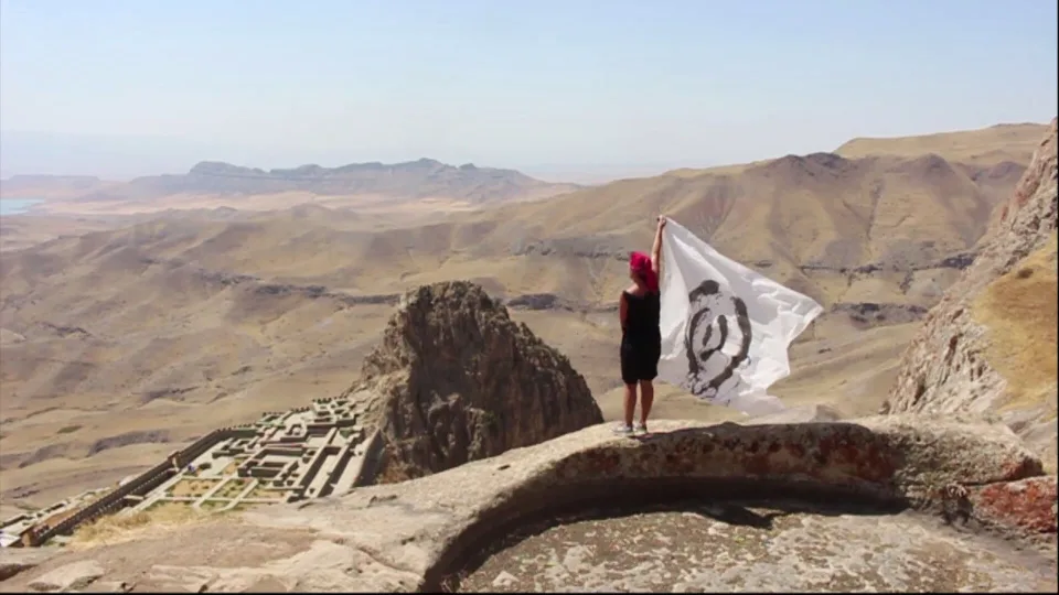 Vakarėlis slėptuvėje, menas tarp ginklų: Jurgos Barilaitės paroda LNDM Radvilų rūmų dailės muziejuje