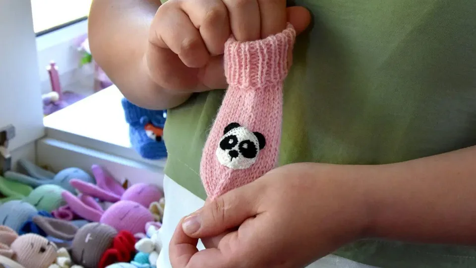 Kai skausmas tampa kūryba: jauna mama po depresijos mezga kojinytes visos Lietuvos kūdikiams