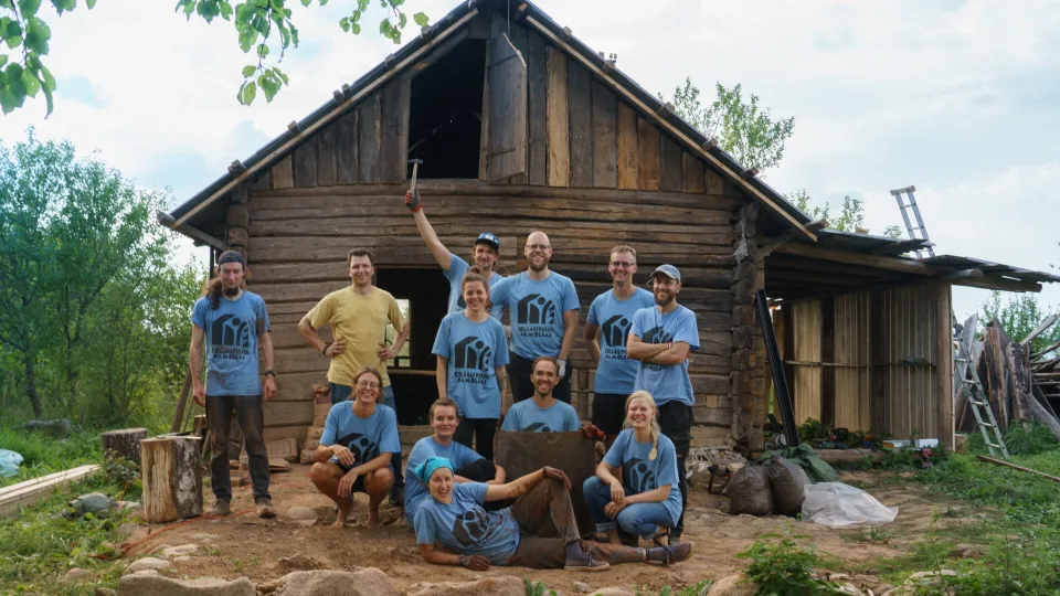 Keliautojų nameliai keičia Lietuvą: senos trobos virsta stebuklingomis pastogėmis keliaujantiems