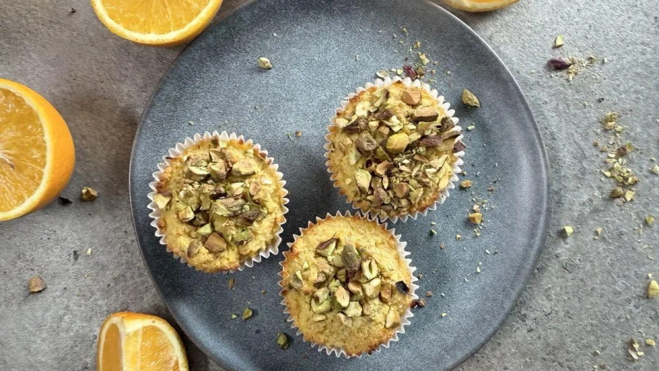 Glitimo neturintys apelsininiai keksiukai su pistacijomis užburia kvapu ir skoniu, pasigaminkite ir jūs