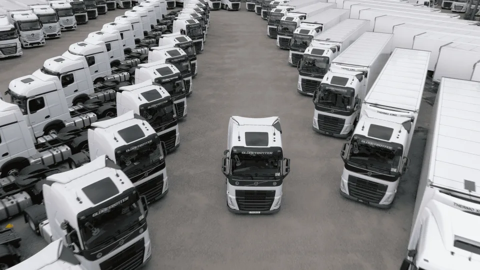 Kodėl kai kurios įmonės moka mažiau, veža daugiau ir greičiau? Atsakymas slypi sunkvežimių parke