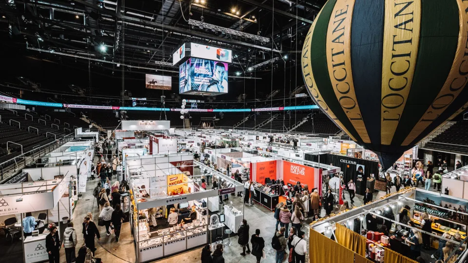 Išskirtinis reginys parodoje „Moters pasaulis“: Modesto Vasiliausko gėlių kompozicija iš 1 000 rožių žiedų