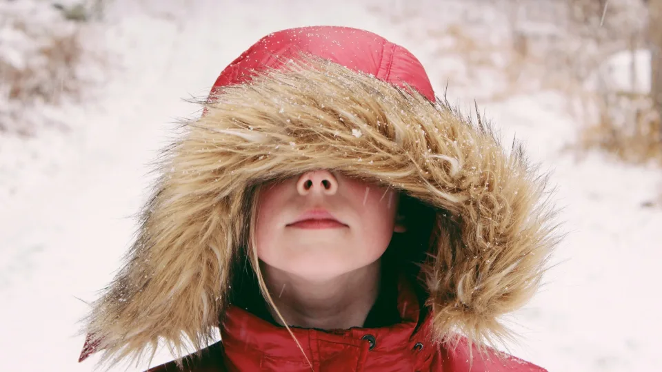 Vaiko oda žiemą sausėja ir skilinėja? Gydytoja paaiškino, kaip tinkamai prižiūrėti vaikus šaltuoju metų laiku