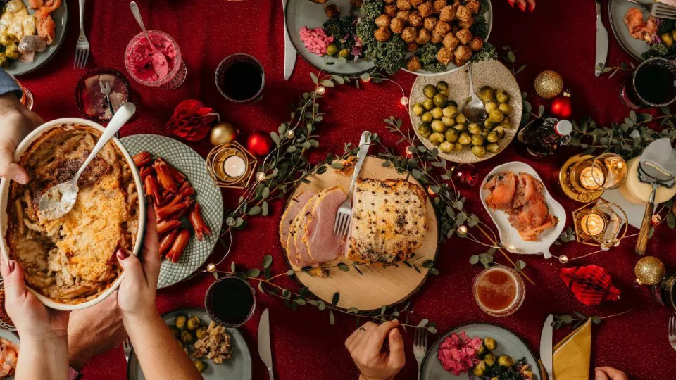 Dietologas atskleidė švenčių paslaptį, tai padės palengvinti skrandžio sunkumus po Kalėdinių vaišių