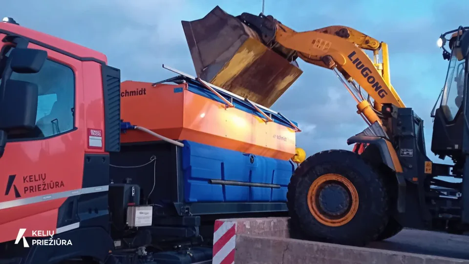 Plikledis, sniegas ir mišrūs krituliai: kaip kelių priežiūros tarnyba savaitgalį kovojo dėl saugesnio eismo?