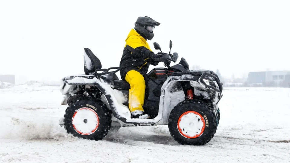Keturračiai žiemą tampa žvėrimis: štai kodėl ši transporto priemonė pavojingesnė nei atrodo