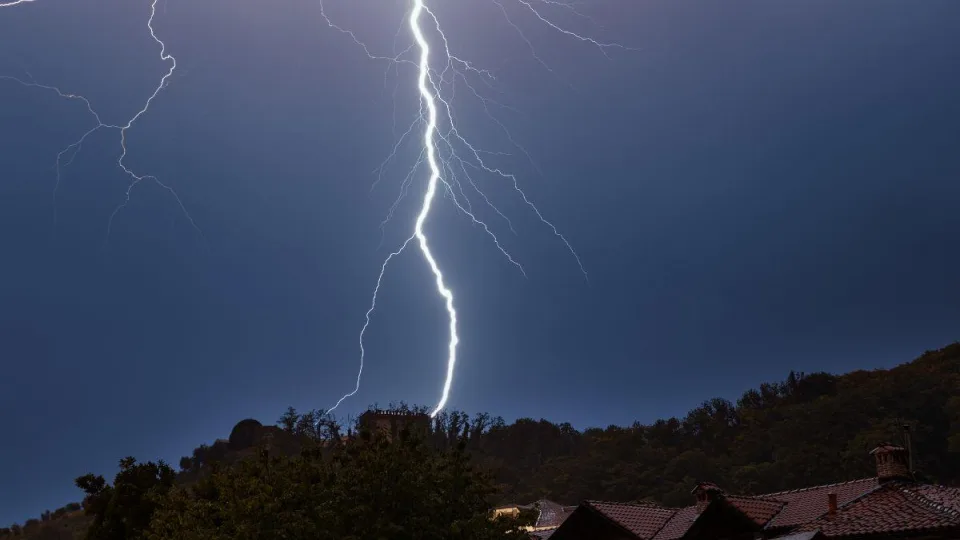Naujas lazerių tyrimas: mikroskopinis blyksnis suteikė naudingų užuominų apie žaibo formavimąsi