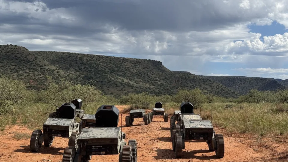 Tankai tampa bejėgiai: JAV kariuomenė testuoja spiečių robotų atakas prieš šarvuotą techniką