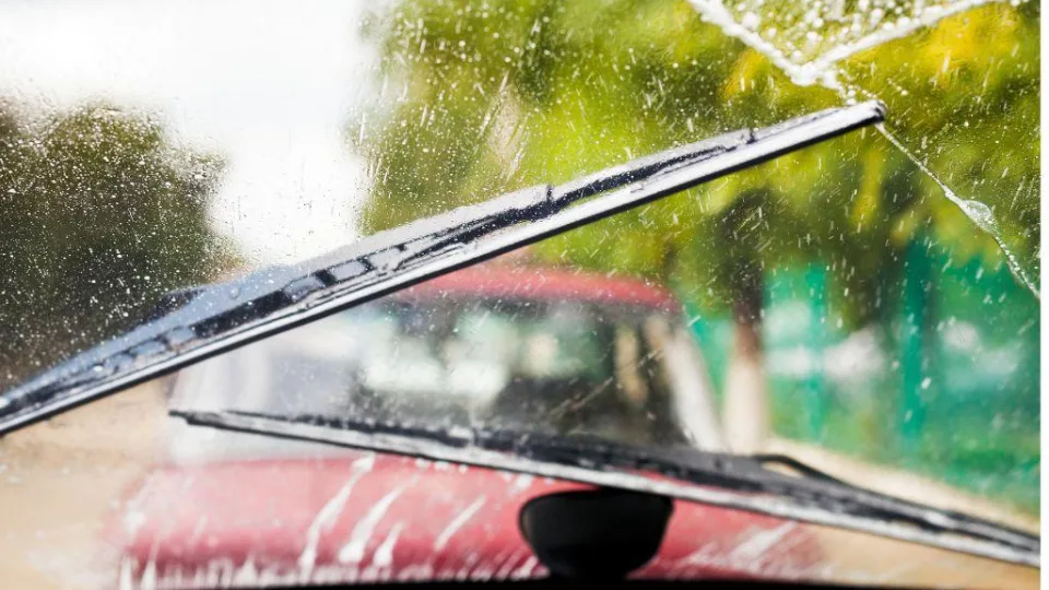 Skystis, kuris naikina automobilį: vairuotojų klaida, kuri žiemą gali sudaužyti stiklą ir piniginę