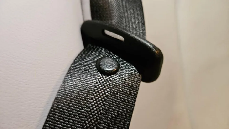 Ką iš tiesų daro mažas plastikinis mygtukas ant saugos diržo? Atsakymas nustebins daugelį