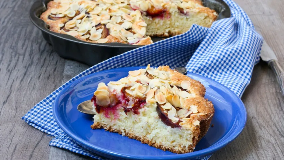 Šeimos mėgstamiausias slyvų pyragas: iškepkite dabar ir pasiruoškite netikėtai skonių šventei namuose!