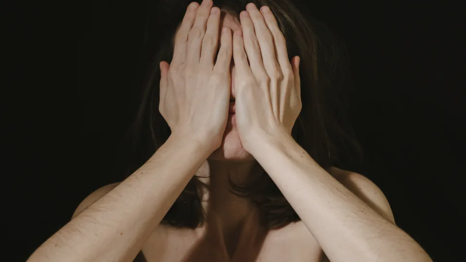 Pramiegojote? Ekspertų patarimai, kaip vos per penkias minutes atsikratyti nuovargio žymių veide