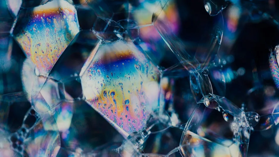 Kristalas, kuris niekada nenurimsta: mokslininkai atrado naują medžiagos būseną, tai keičia viską