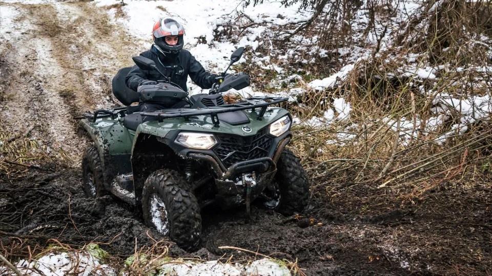 Tikras žiemos adrenalinas: keturračiai užvaldo šunkelius ir miškus, kai visi kiti jau ilsisi