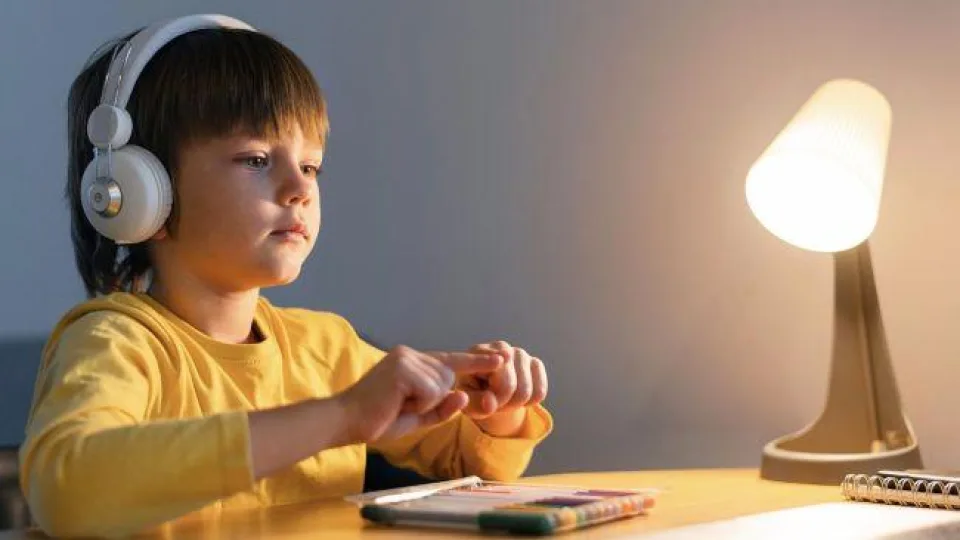 Kaip mokosi Z ir Alfa kartos? Skaitmeniniais objektais papildyti vadovėliai tampa nauja mokymosi realybe