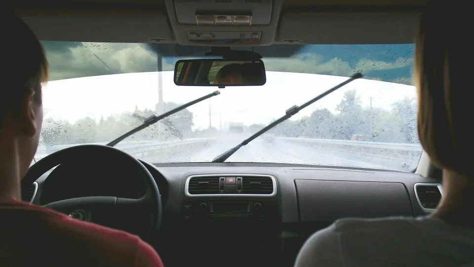 Ekspertai įspėja: viena dažniausia žiemos klaida vairuotojams kainuoja šimtus, išvengti lengviau, nei manote