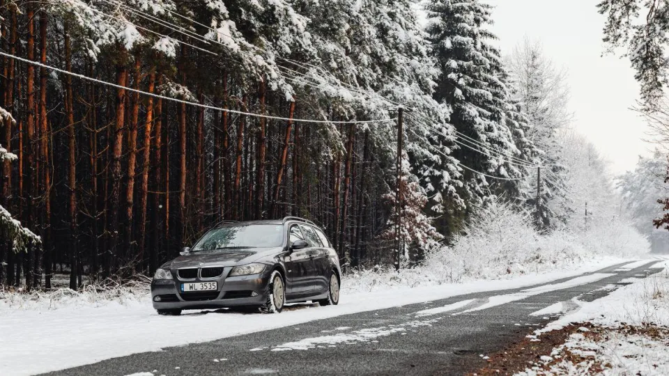 7 žiemos klaidos, kurios automobilistams kainuoja brangiausiai – ir mes jas kartojame