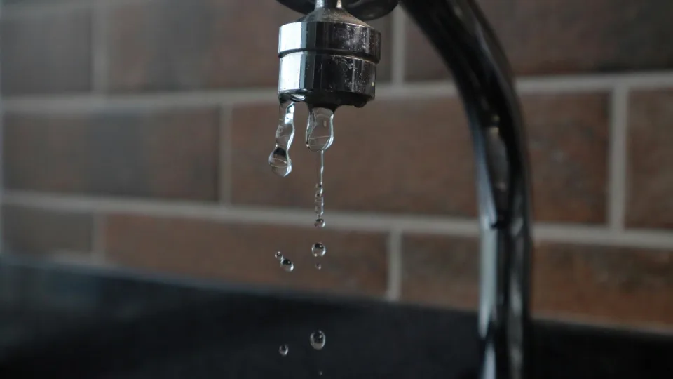 Šaltis smogia be įspėjimo: atsleidė, kaip apsaugoti vandens skaitiklius prieš kol jie neužšalo