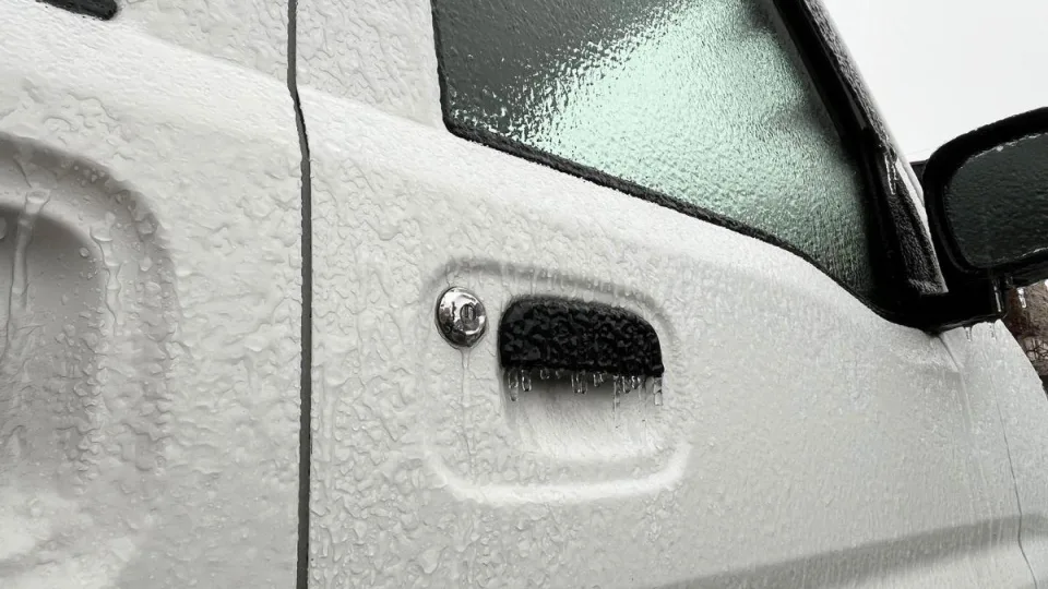 Žiemą vos viena klaida ir sugadinsite savo duris. Daugelis vairuotojų tai daro kasdien