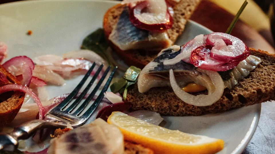 Kiekvienais metais žuvis pomidorų padaže? Nauji, netikėti receptai su žuvimi, kurie pakeis jūsų virtuvės rutiną