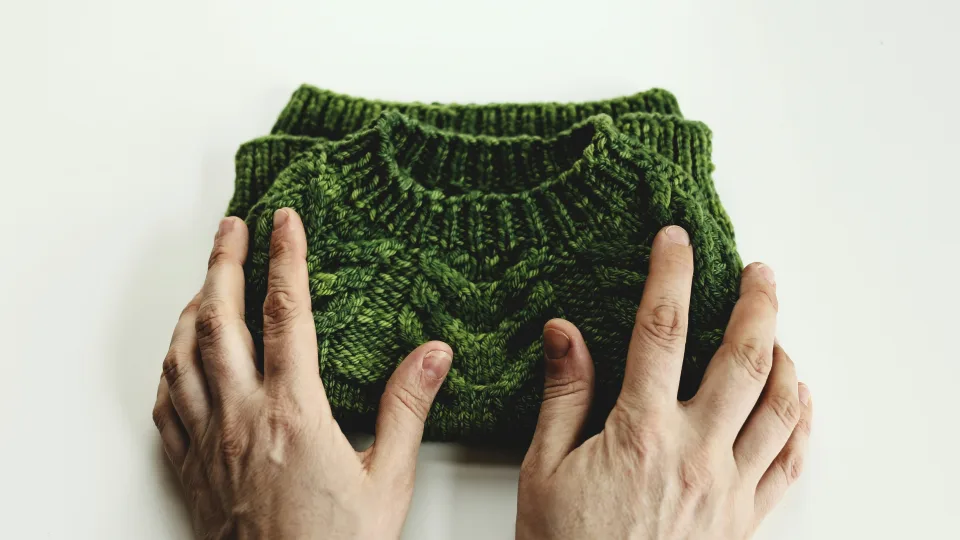 Ekspertų triukai: ką daryti, kai brangus vilnonis megztinis susitraukia per 2 dydžius?
