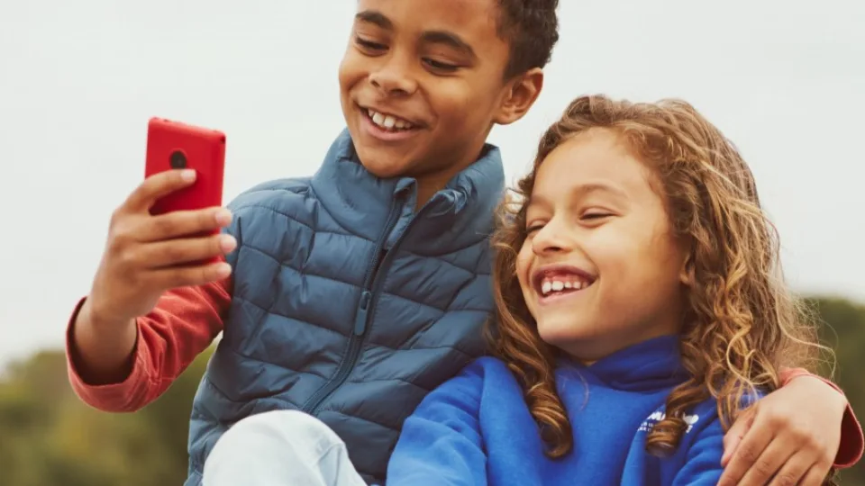 Minimalizmas vaikų kišenėse: pristatytas vaikiškas telefonas, kuris neleidžia pasiklysti internete