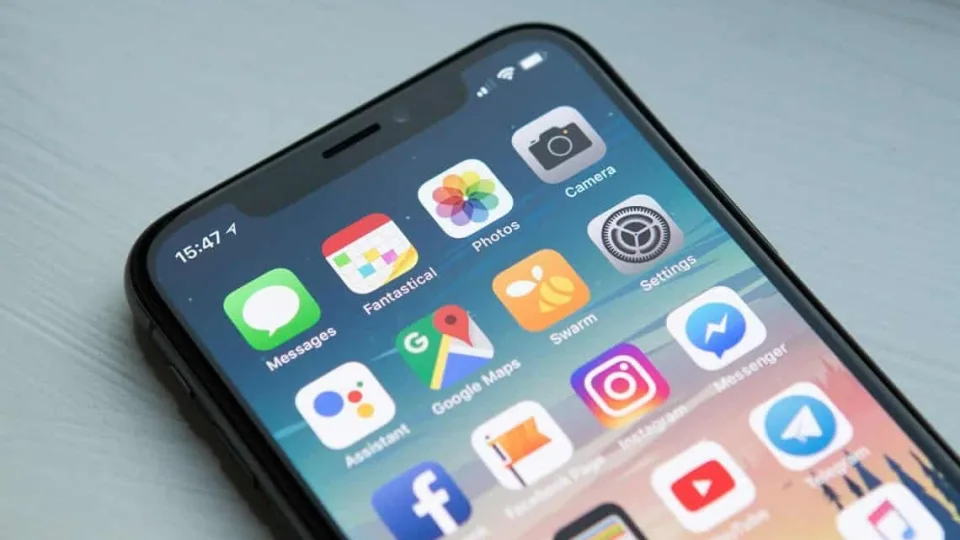 „Apple“ telefonų turėtojai priversti naudotis oficialiu servisu, sužinokite kodėl