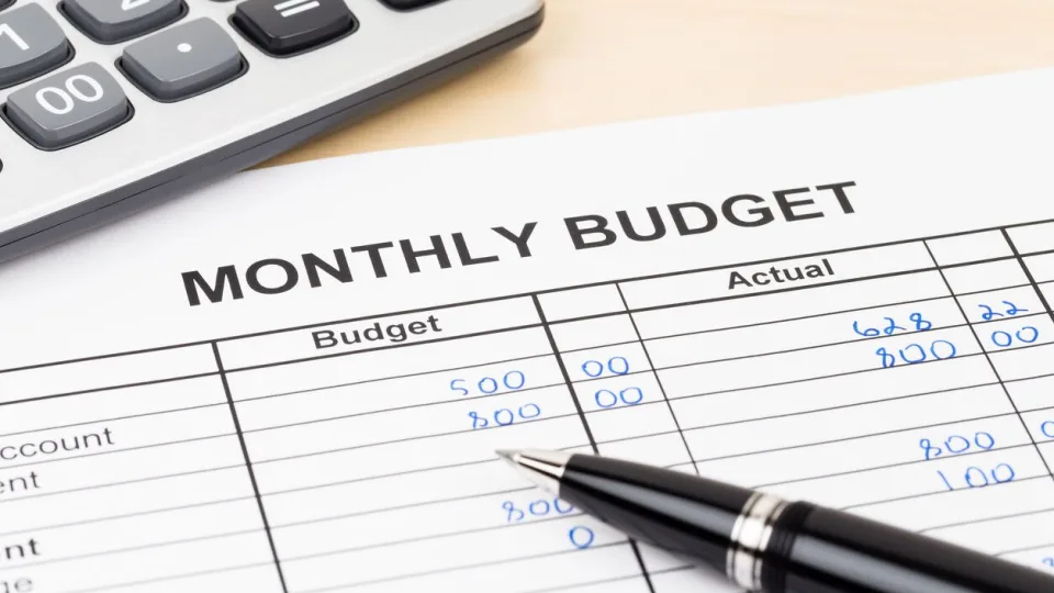 Tvarkyti pinigus nesudėtinga: keli pagrindiniai principai, kuriuos verta paversti kasdiene rutina