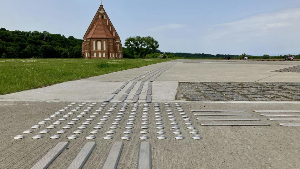 Kliūčių ruožas vietoj pagalbos: reikalavimai egzistuoja, bet miestai vis dar neprieinami žmonėms su negalia