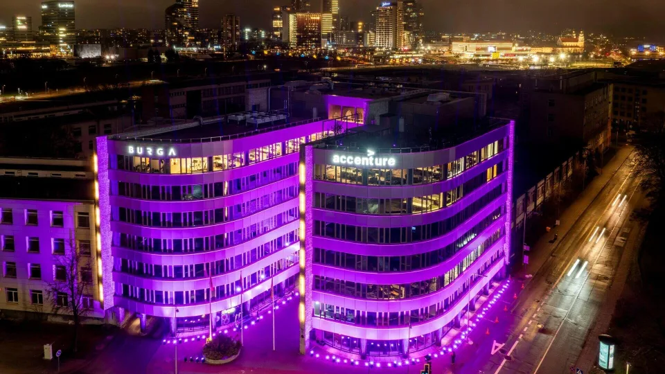 Kodėl pastatai nušvito purpurine spalva? Šalies gyventojus kviečia atkreipti dėmesį į žmones su negalia