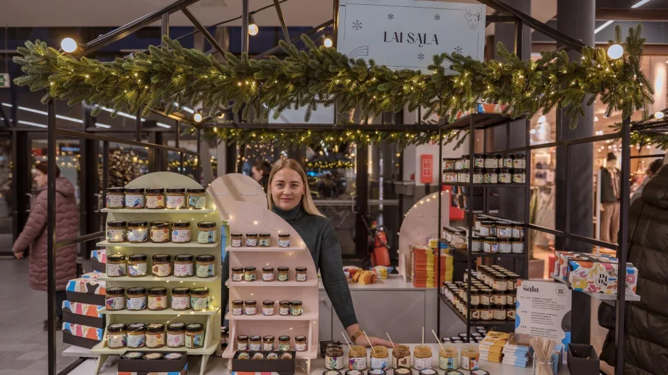Kauno „Akropolyje“ prasidėjo tradicinė kalėdinė mugė: sužinokite, ką šiemet siūlo lietuvių kūrėjai