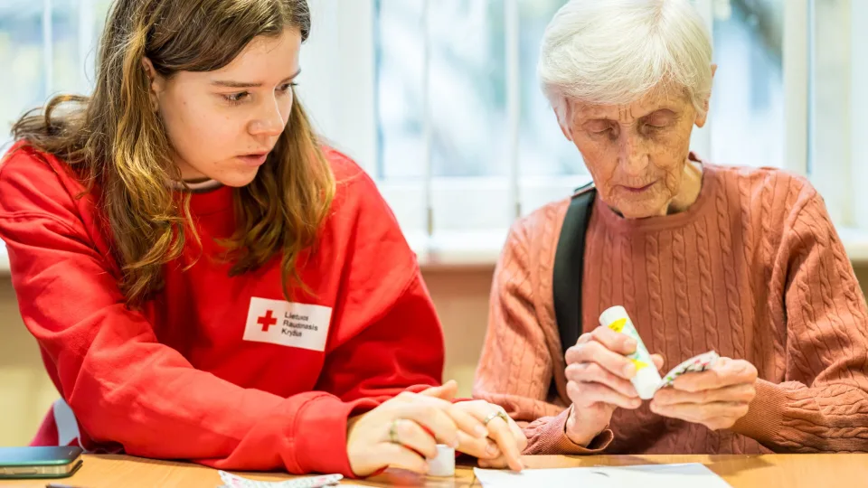 Gydytojai prilygina vienišumą rūkymui: štai ką gali pakeisti vienas paprastas pokalbis