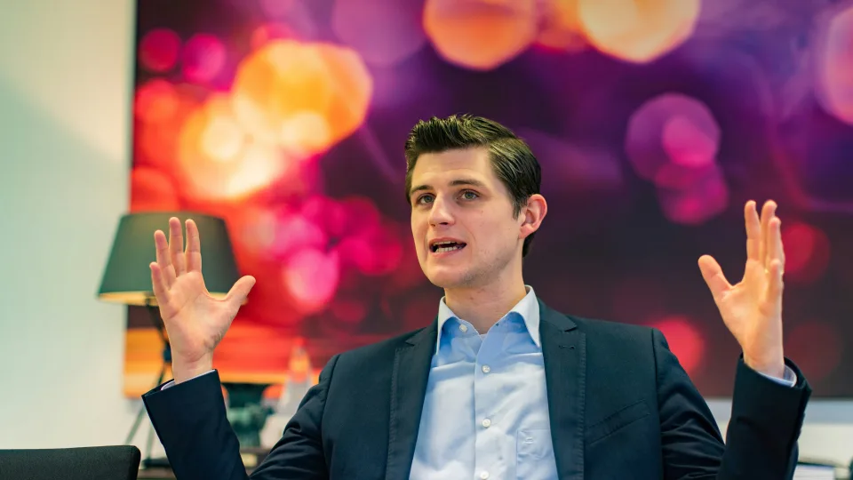 Rankos kalba garsiau nei žodžiai: naujas tyrimas keičia viešo kalbėjimo taisykles