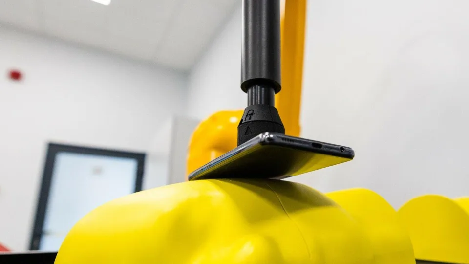 Nauja laboratorija atskleis tiesą: tikrins telefonus dėl spinduliuotės, pavojingi modeliai bus naikinami