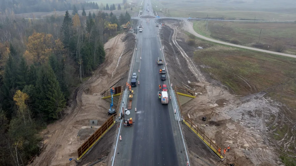 Kodėl vietoj 4 juostų liko tik 3? Naujasis kelias į Uteną supykdė vairuotojus ir stebina priimtais sprendimais