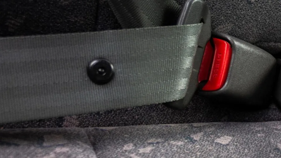 Kam skirta ši saga ant saugos diržo? Ji atlieka labai svarbią funkciją