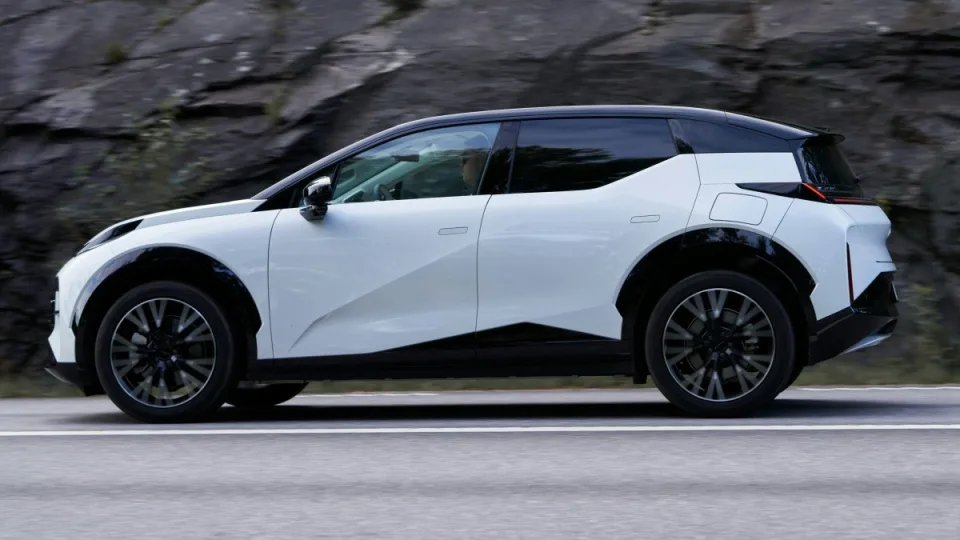 Kinų atsakas „Tesla“ ir BMW? Į Europą atvyksta dar vienas gamintojas, didžiosios bendrovės sunerimę