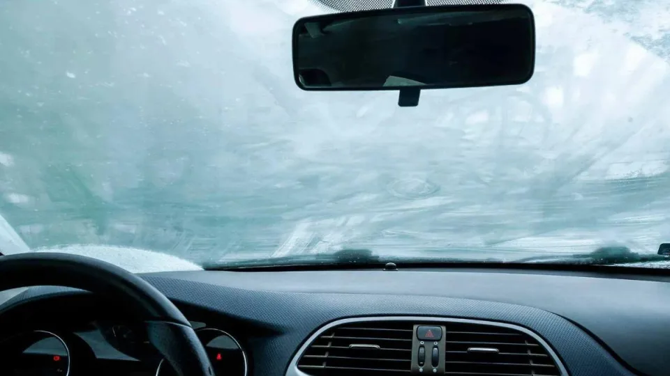 Mano mechanikas pasidalijo triuku greitam automobilio langų rasojimui pašalinti. Veikia 100%!