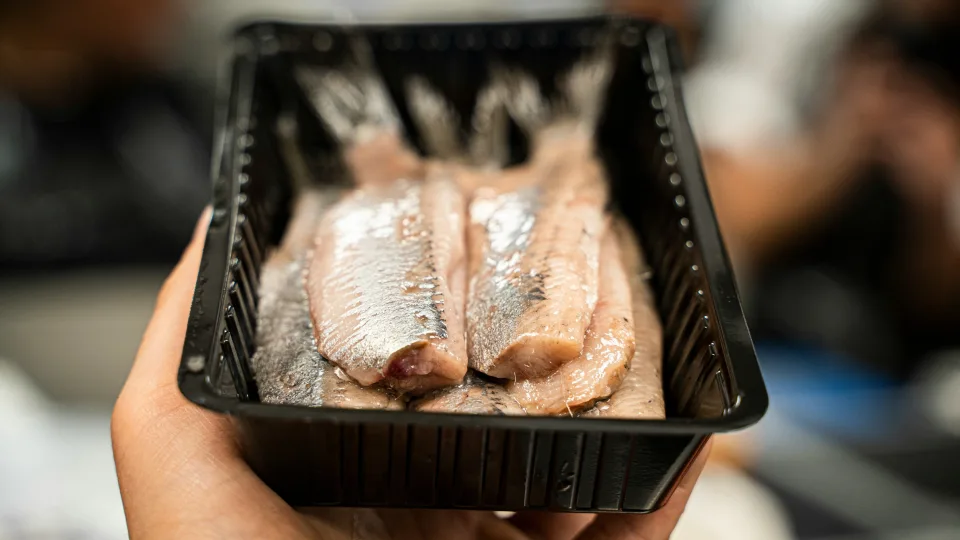 Kodėl mūsų močiutės visada mirkė silkę? Viena smulkmena keičia visą skonį, išbandykite patys