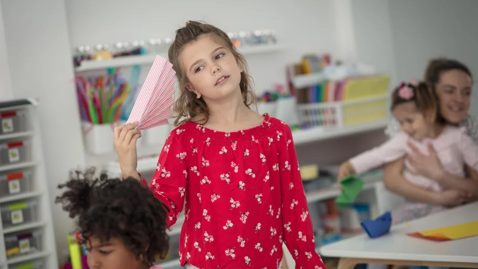 Klimato keičia vaikų mokymosi procesą: kai temperatūra kyla, vaikystės pamatai braška