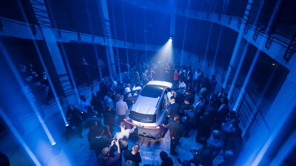 Lietuvoje debiutuoja naujasis „BMW iX3“: 800 km nuvažiuojamas atstumas ir nauja skaitmeninė karta