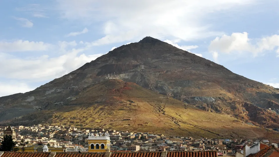 Bolivijos kalnas, kuris lėtai žudo miestą po savo kojomis: sukūrė imperijas ir palaidojo milijonus žmonių