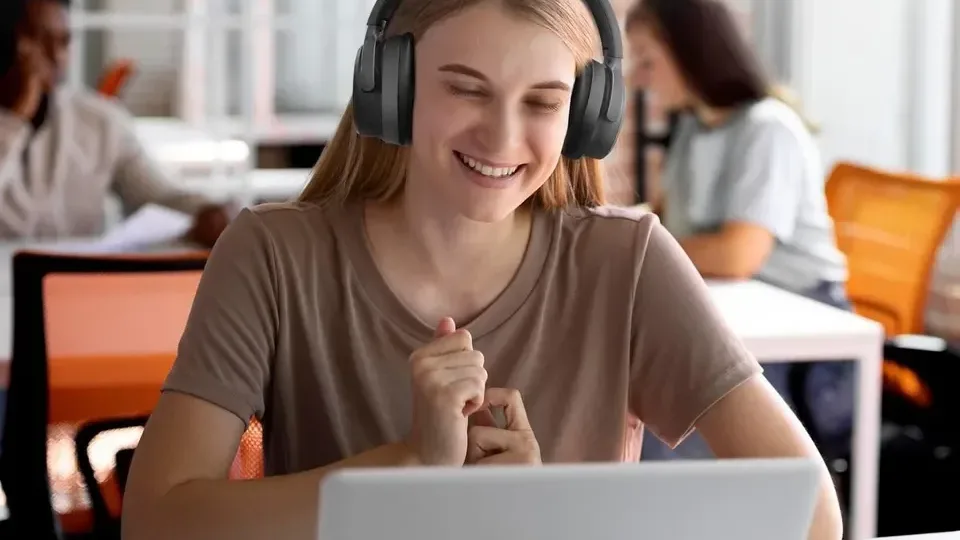 „EarFun“ pristatė belaides ausines su triukšmo slopinimo galimybe ir stulbinančiu baterijos veikimo laiku