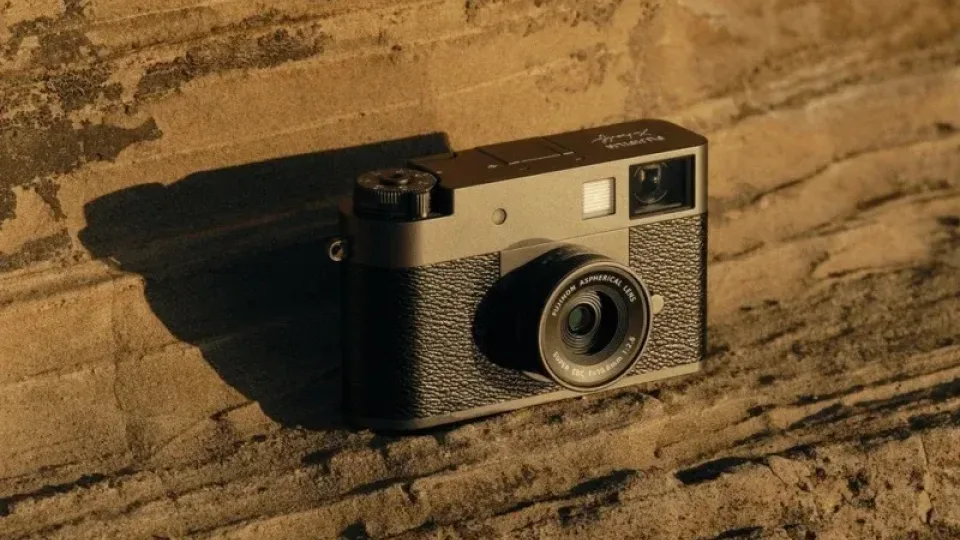 „Fujifilm“ išleido pusės kadro skaitmeninę kamerą „X Half“ su juostelės simuliacija ir pasuktu jutikliu