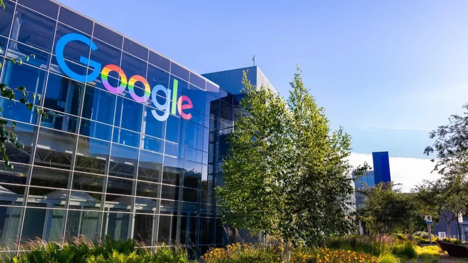„Google“ sulaukė įspūdingo dydžio baudos: šimtai milijonų už paslaptingą vartotojų duomenų kaupimą