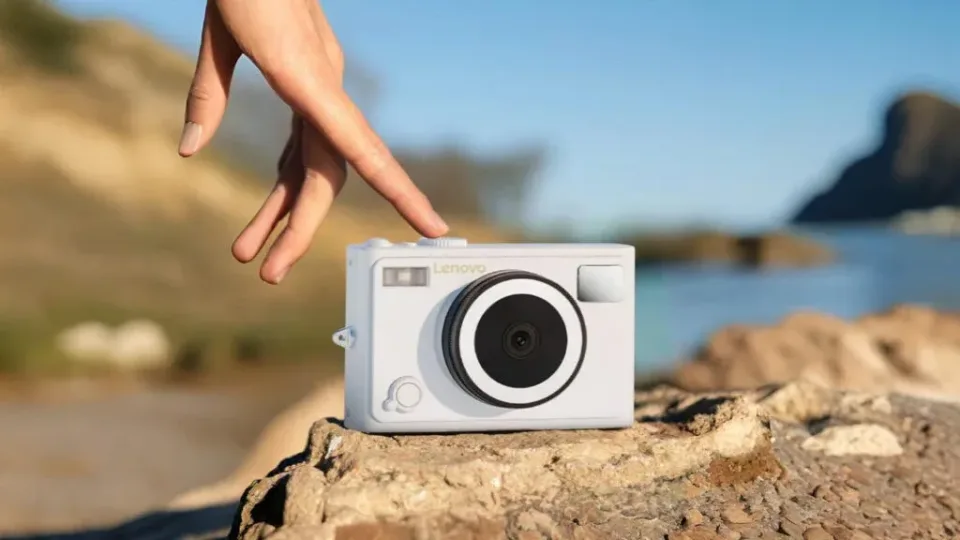 „Lenovo“ pristatė nebrangią skaitmeninę kamerą su 4K filmavimo galimybe ir itin kompaktišku korpusu